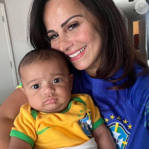 Filho de Viviane Araujo esbanjou fofura usando a blusa do Brasil para torcer pelo hexacampeonato na Copa do Mundo