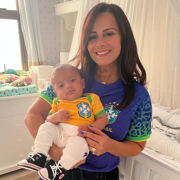 Viviane Araujo se derreteu para o filho, Joaquim, 2 meses, ao vesti-lo com a blusa do Brasil para o jogo de estreia da Seleção na Copa do Mundo: 'É ou não é o torcedor mais charmoso que existe?'