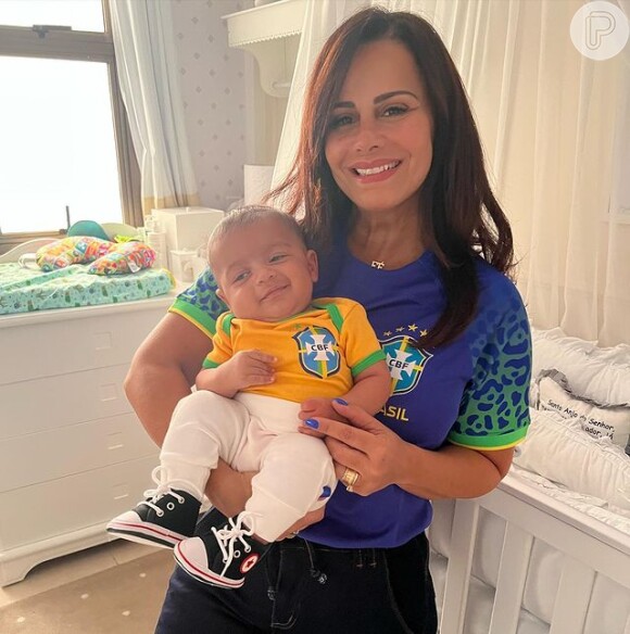 Viviane Araujo e o filho, Joaquim, posaram com a blusa da Seleção momentos antes da estreia do Brasil na Copa do Mundo do Catar 2022