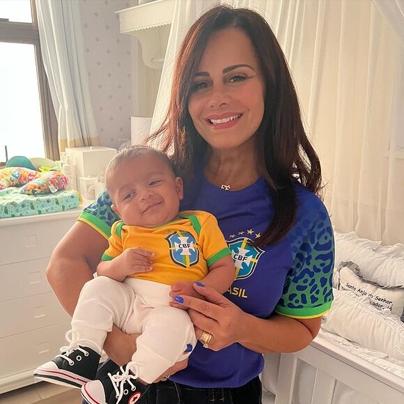 Viviane Araujo e o filho, Joaquim, posaram com a blusa da Seleção momentos antes da estreia do Brasil na Copa do Mundo do Catar 2022