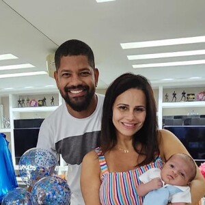 Viviane Araujo e Guilherme Militão posam com o filho, Joaquim, na festa de 1º mês do menino