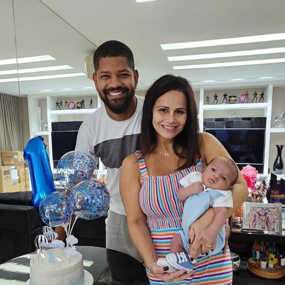 Viviane Araujo e Guilherme Militão posam com o filho, Joaquim, na festa de 1º mês do menino