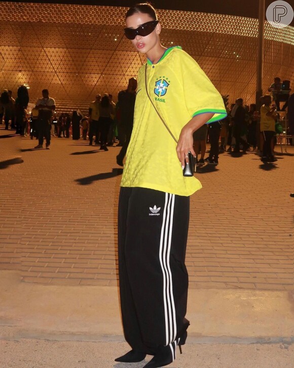 Look para Copa do Mundo com camisa esportiva oversized foi escolha de Livia Marques