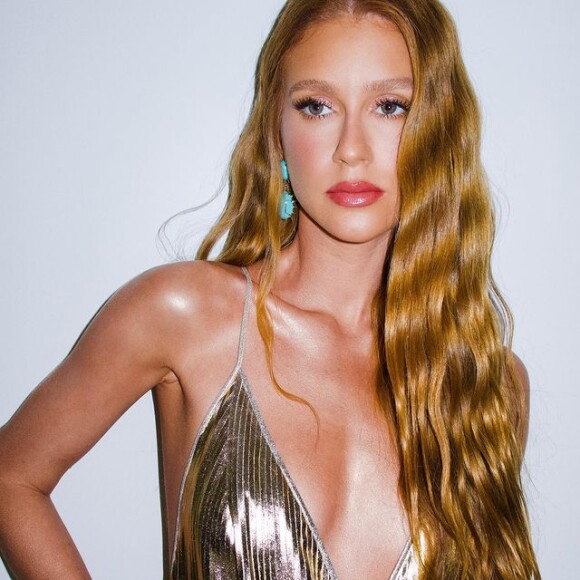 O ponto de cor do look de Marina Ruy Barbosa foi o brinco azul turquesa