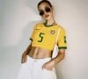 Look com cropped para Copa do Mundo: Thaisa Carvalho usou camiseta esportiva customizada com bermuda branca