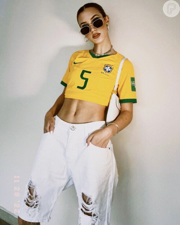 Look com cropped para Copa do Mundo: Thaisa Carvalho usou camiseta esportiva customizada com bermuda branca