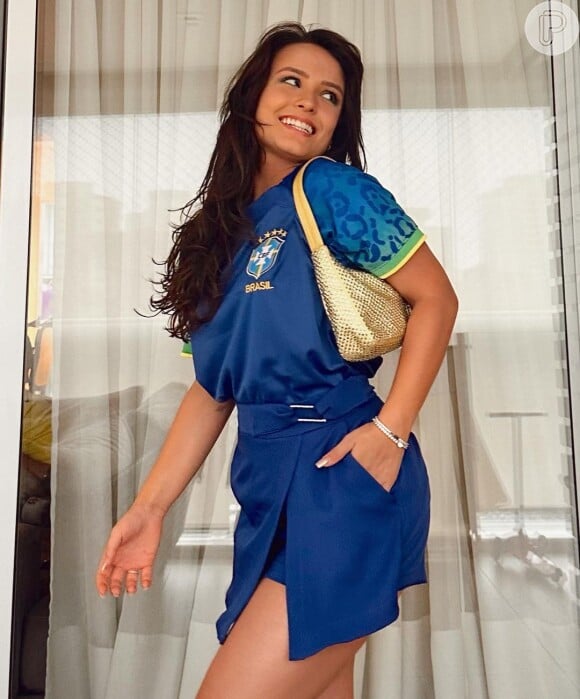 Uniforme do Brasil foi usado em look fashionista de Larissa Manoela: atriz combinou a camiseta azul com bolsa dourada