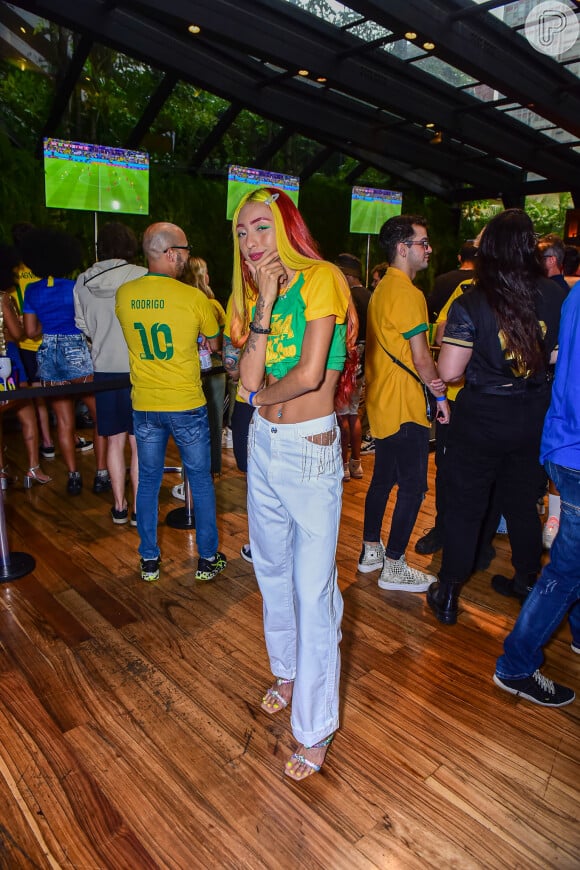 Jeans de cintura baixa com aplicações foi destaque no look de Ruivinha de Marte para jogo do Brasil