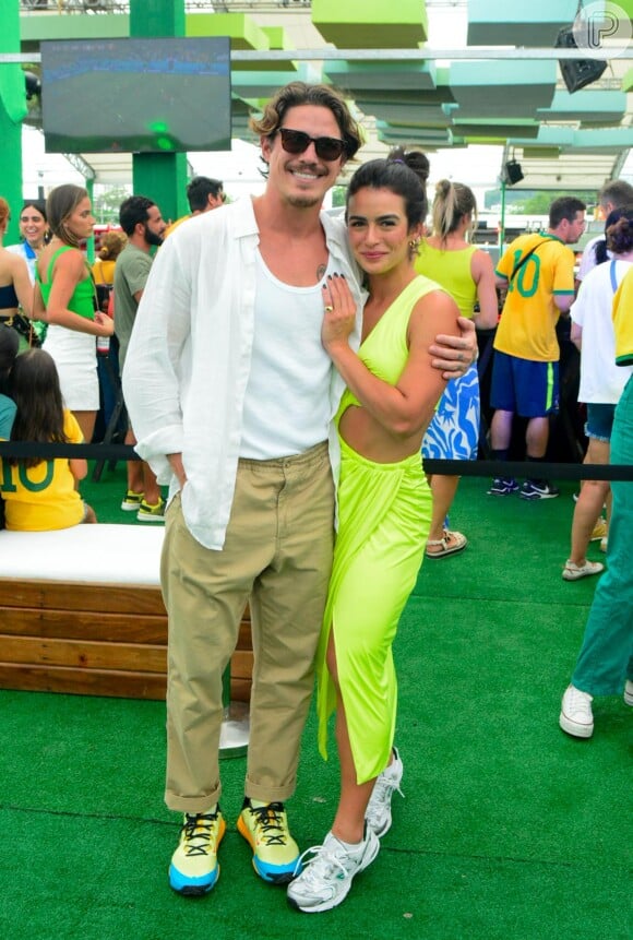 Vestido com recortes e tênis: Mari Saad usou look com recortes para ver jogo do Brasil contra Suíça na companhia de Romulo Neto