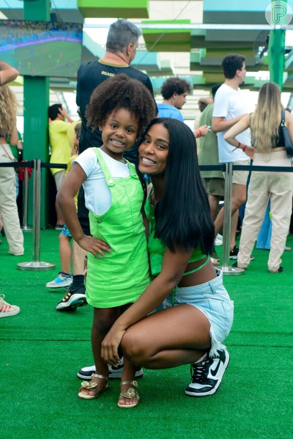Verde foi a cor eleita por Rebecca e a filha, Morena, para look na Copa do Mundo