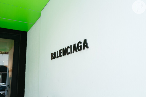 Balenciaga quer receber R$ 133 milhões de produtora após campanha polêmica