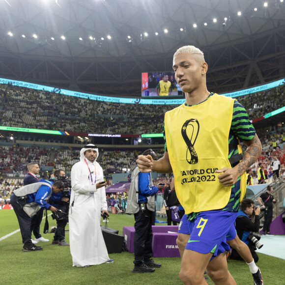 Web reagiu após torcedor ganhar short que Richarlison usou em jogo contra a Suíça na Copa do Mundo: 'Queria a cueca!'