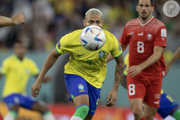 Richarlison deu seu short para torcida brasileira após jogo da Copa do Mundo: 'Cheirinho de pombo'