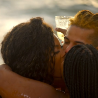 'De Férias Com o Ex': Ex-BBB Lumena participa de date triplo e tem seios beijados por participantes