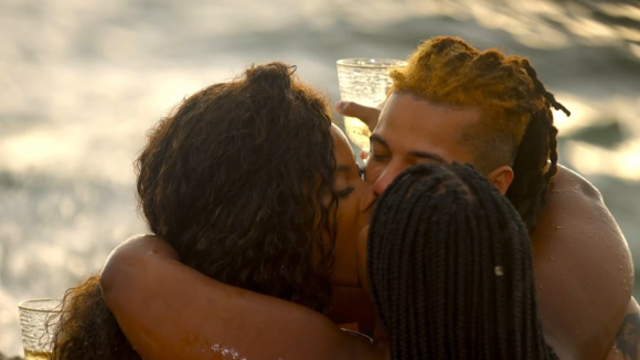 'De Férias Com o Ex': Ex-BBB Lumena participa de date triplo e tem seios beijados por participantes