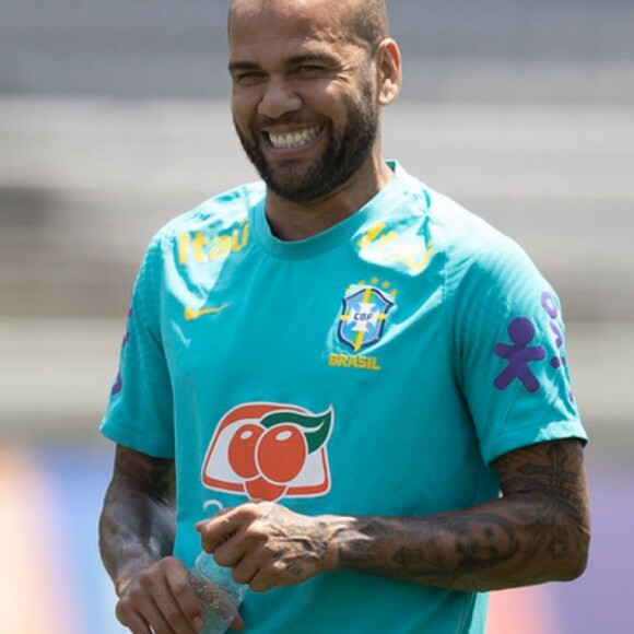 Daniel Alves rebate críticas após escalação para a seleção brasileira