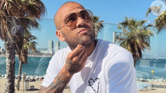 Daniel Alves parece não se incomodar com as críticas que recebe