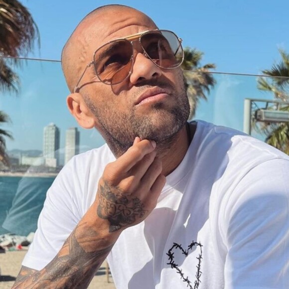 Daniel Alves parece não se incomodar com as críticas que recebe