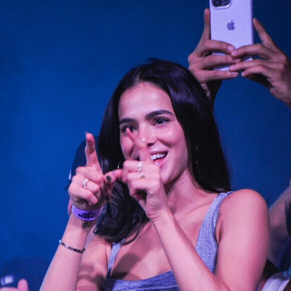 Bruna Marquezine deixou a barriga sarada à mostra