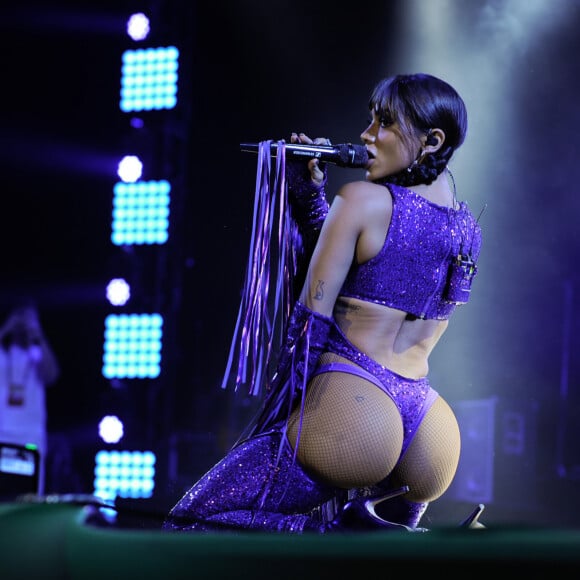 Anitta deixou à mostra o bumbum ao usar fio-dental em show