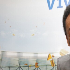 Pelé tranquiliza fãs ao dizer que segue assistindo à Copa do Mundo