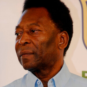 Pelé afirmou que estpa forte e segue seu tratamento