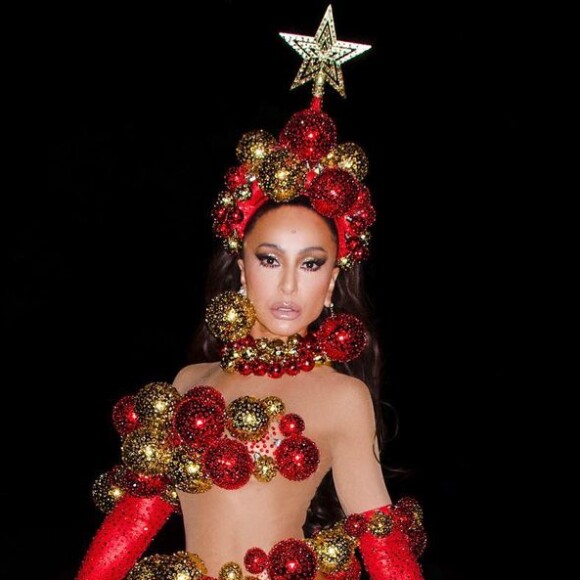 Sabrina Sato também usou botas com temática de Natal além do look transparente