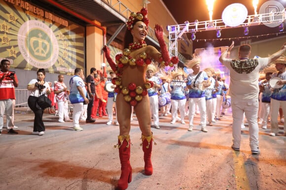 Sabrina Sato escolheu look com tema de Natal para desfile na Cidade do Samba