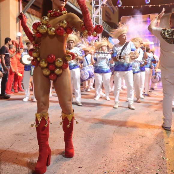 Sabrina Sato escolheu look com tema de Natal para desfile na Cidade do Samba