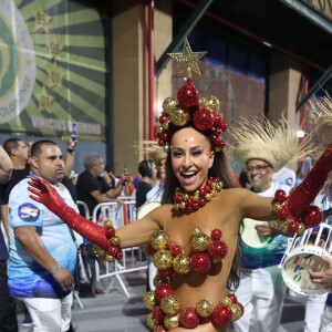 Fantasia de Sabrina Sato para desfile no Rio teve temática de Natal