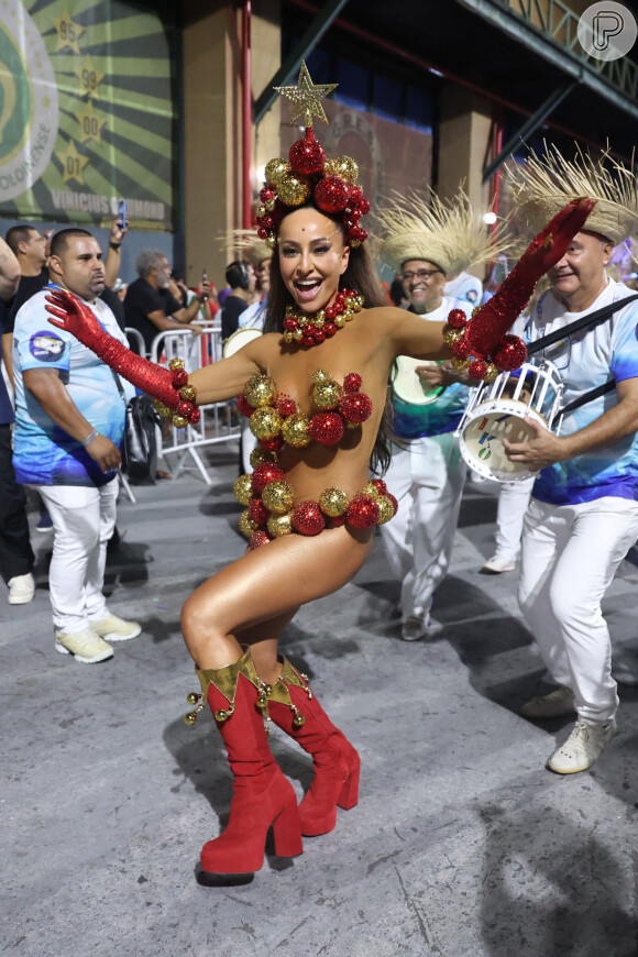 Fantasia de Sabrina Sato para desfile no Rio teve temática de Natal
