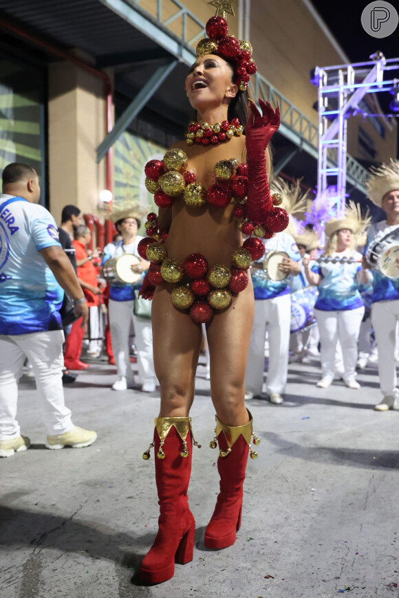 Sabrina Sato postou foto de seu look para ensaio na Vila Isabel: 'É Natal... e Carnaval, gente'