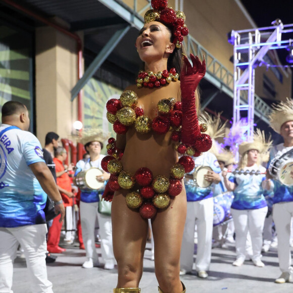 Sabrina Sato postou foto de seu look para ensaio na Vila Isabel: 'É Natal... e Carnaval, gente'