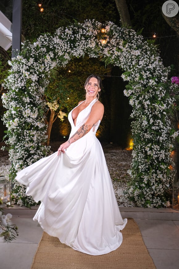 Vestido de noiva para mini wedding: a mulher de Thiago Oliveira, Bruna Matuti, escolheu um look inspirado no cinema