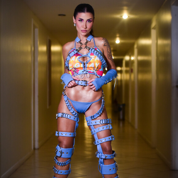 Várias correntes e amarrações se combinaram no look de Bianca Andrade para o primeiro dia de Farofa