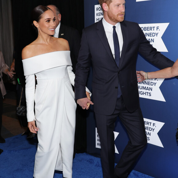 Meghan Markle combinou vestido branco com scarpin preto