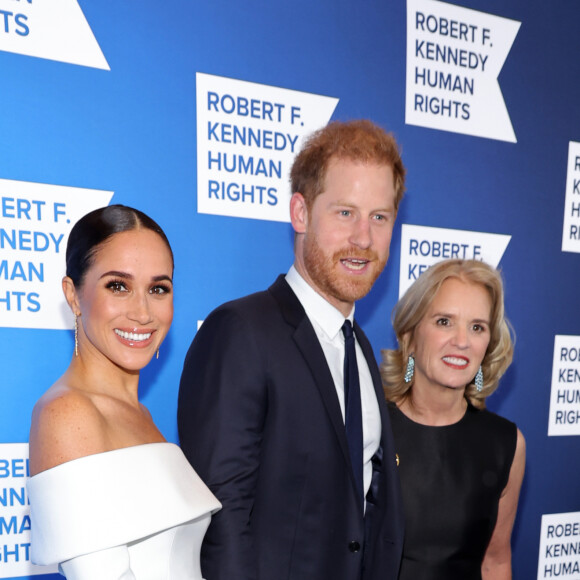 O vestido usado por Meghan Markle tinha mangas e ombros de fora