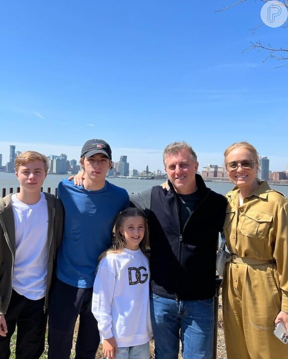 Angélica postou fotos com Luciano Huck e os três filhos