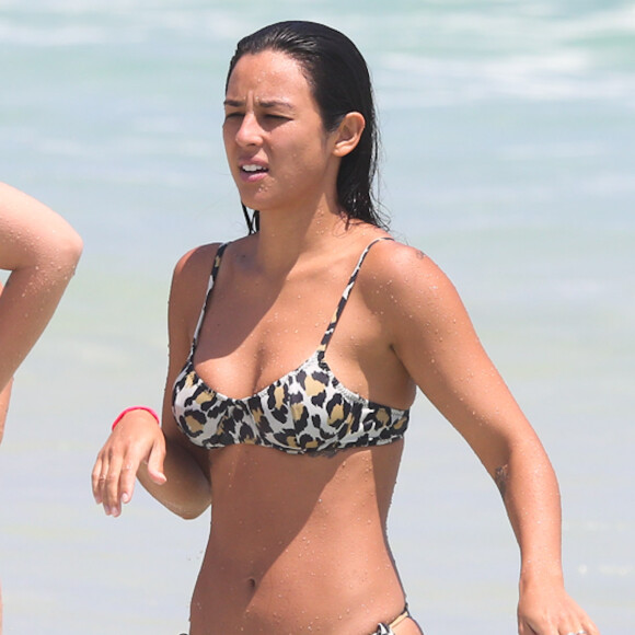 Yanna Lavigne ostentou corpão na praia e surpreendeu pela boa forma