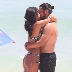 Yanna Lavigne trocou beijos com marido, Bruno Gissoni, em praia do Rio