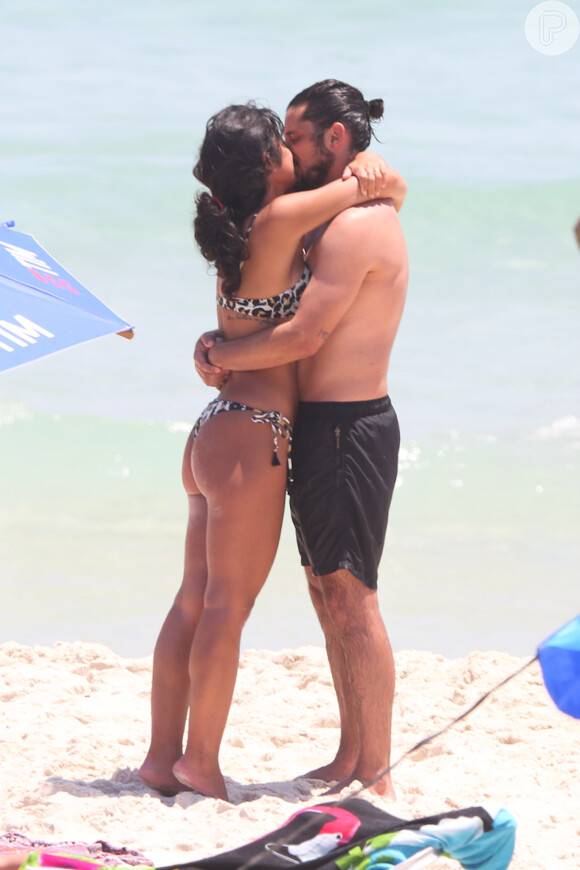 Yanna Lavigne trocou beijos com marido, Bruno Gissoni, em praia do Rio