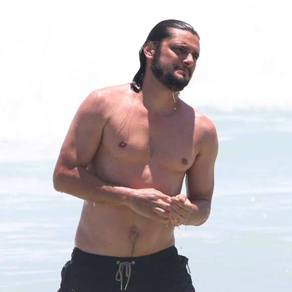Bruno Gissoni se refrescou no mar da Praia da Barra da Tijuca, Zona Oeste do Rio