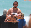 Bruno Gissoni foi visto na praia com a filha caçula, Amélia