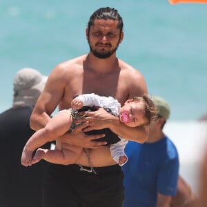 Bruno Gissoni foi visto na praia com a filha caçula, Amélia