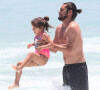 Bruno Gissoni foi fotografado na praia com a filha Madalena, de 5 anos