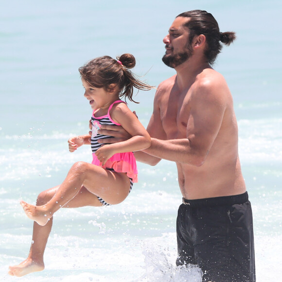 Bruno Gissoni foi fotografado na praia com a filha Madalena, de 5 anos