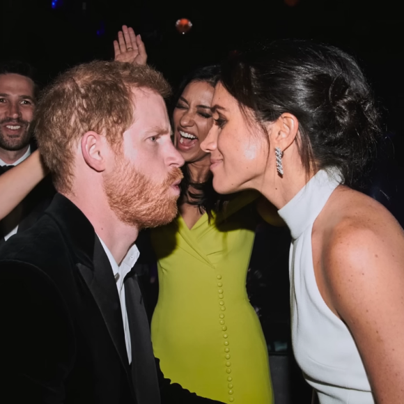 Harry e Meghan Markle mostram intimidade em fotos de festa de casamento