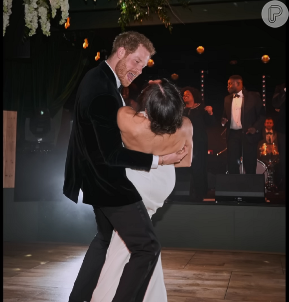 Harry e Meghan Markle dançam abraçados em festa de casamento