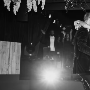 Harry e Meghan Markle dançam juntinhos em festa de casamento