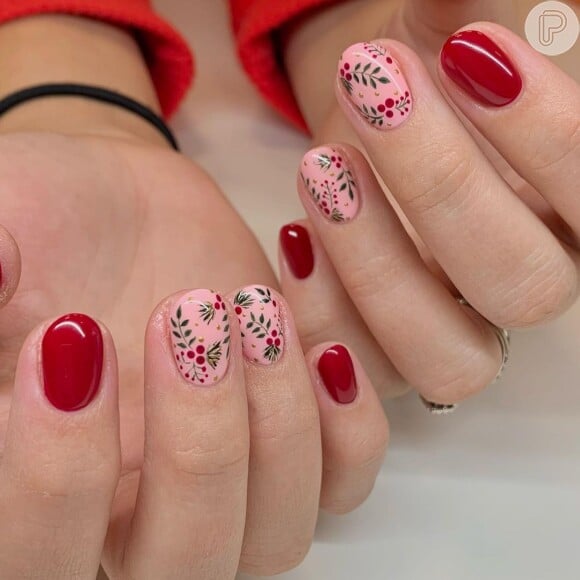 Unhas decoradas com esmalte vermelho e cor de rosa: que tal essa nail art minimalista para Natal?